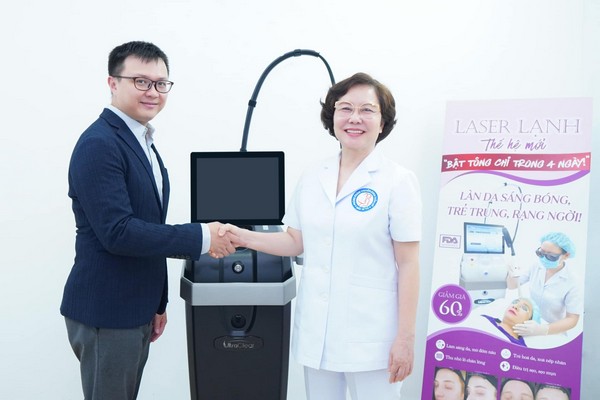 Đại diện Inamed bàn giao laser Ultraclear cho phòng khám CKTM Bác Sĩ Tú